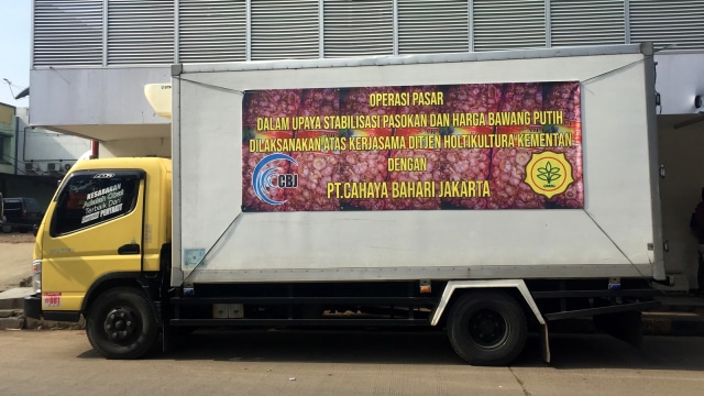 Kementerian Pertanian melalui Ditjen Holtikultura menggelar operasi bawang di kawasan pasar induk Keramat Jati, Jakarta Timur, Jumat (5/4). Foto: Nurul Nur Azizah/kumparan