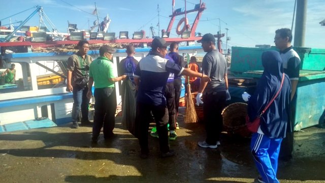 Aksi bersih-bersih di kawasan Pelabuhan Perikanan Samudera Kutaraja, Lampulo, Banda Aceh, Jumat (5/4). Foto: Zuhri Noviandi/kumparan