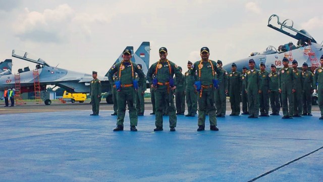 Kepala Staf TNI AD, AL, dan AU, usai melakukan penerbangan dengan pesawat Sukhoi SU-30. Foto: Muhammad Darisman/kumparan