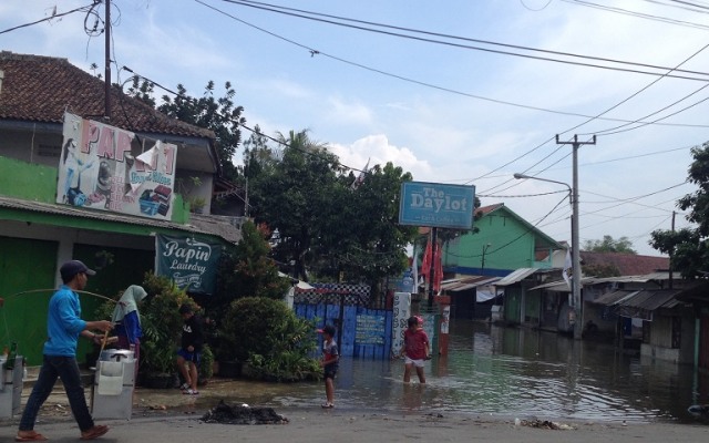 Banjir di Jalan Dayeuhkolot-Bojongsoang, Kabupaten Bandung. (Foto-foto: Iman Herdiana)
