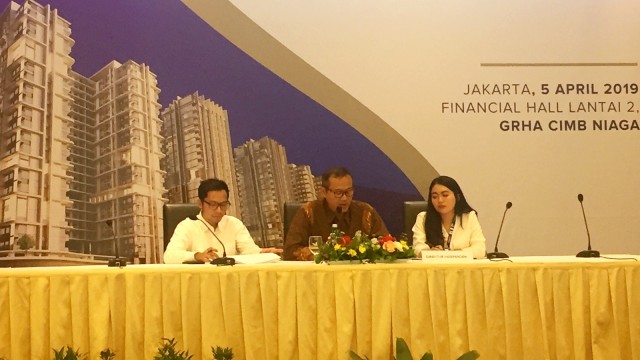 Direktur Independen Urban Jakarta, Tri Rachman Batara (tengah) pada Rapat Umum Pemegang Saham Tahunan dan Rapat Umum Pemegang Saham Luar Biasa. Foto: Selfy Momongan/kumparan