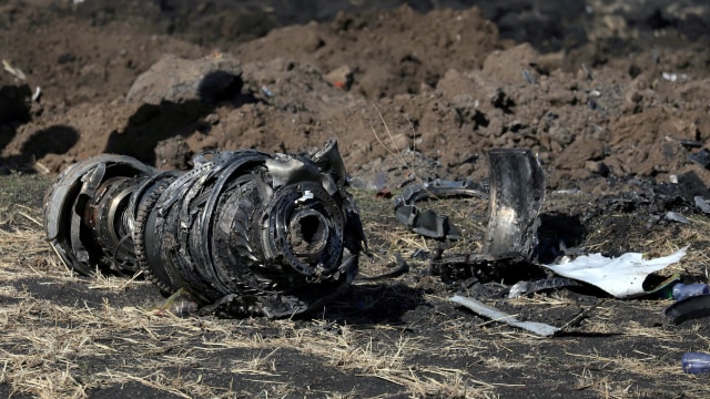 Puing pesawat Ethiopian Airlines ET 302 Foto: Reuters/Tiksa Negeri