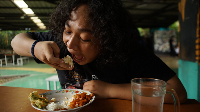 Ilustrasi warung makan berjimat Foto: Iqbal Firdaus/kumparan