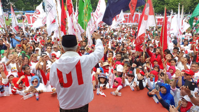 Cawapres nomor urut  01 Ma'ruf Amin memakai hoodie saat kampanye di Bogor. Foto: Dok TKN Jokowi-Ma'ruf Amin