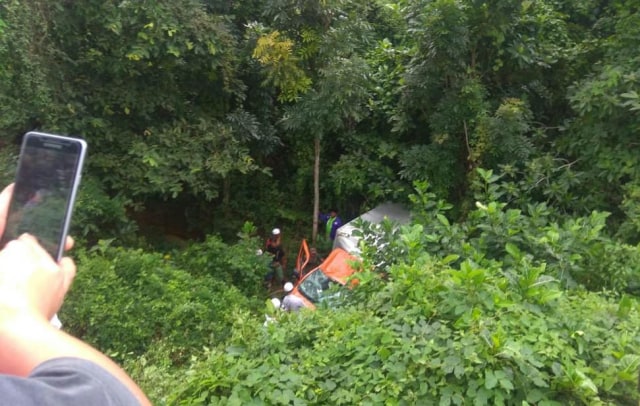 Mobil Box PT Pos Terjun ke Jurang, Polisi Kesulitan Evakuasi