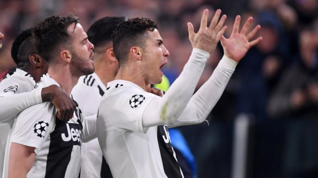 Pemain-pemain Juventus merayakan gol Cristiano Ronaldo. Foto: Reuters/Alberto Lingria