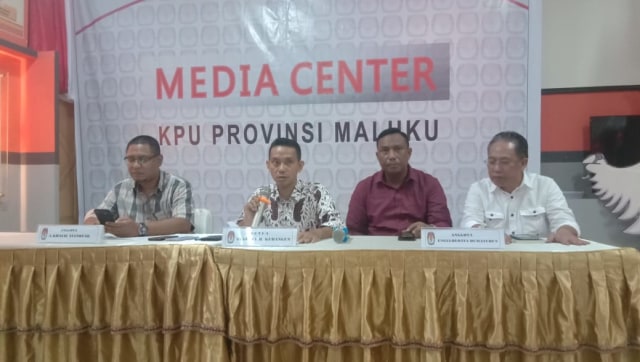 Ketua dan anggota KPU Provinsi Maluku menggelar konferensi di kantor KPU Maluku, Kamis (4/4) terkait perkembangan kesiapan logistik surat suara menjelang pencoblosan 17 April. (foto: Ambonnesia)