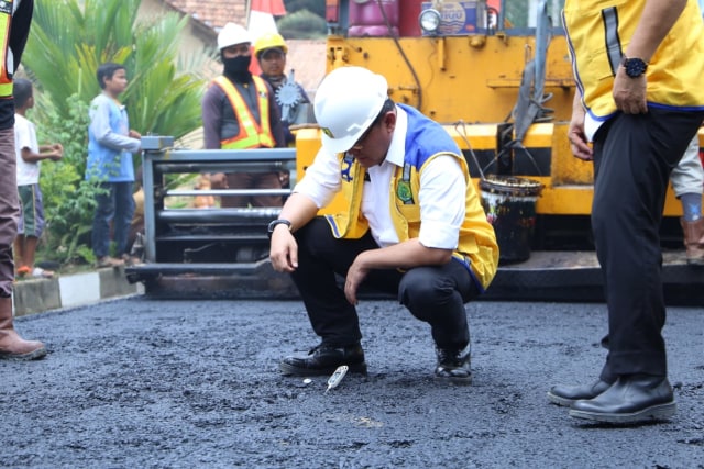 Bupati Muba, Dodi Reza Alex Noerdin saat melihat kondisi pembangunan jalan aspal karet (Dok. Pemkab Muba)