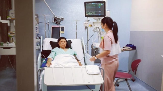 Ani Yudhoyono ditemani menantu, Annisa Pohan, di ruang ICU National University Hospital, Singapura (Foto: Instagram @annisayudhoyono)