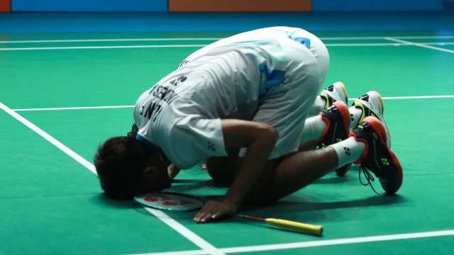 Fajar/Rian sujud syukur usai dipastikan lolos ke semifinal Malaysia Terbuka 2019. Foto: Dok. PBSI