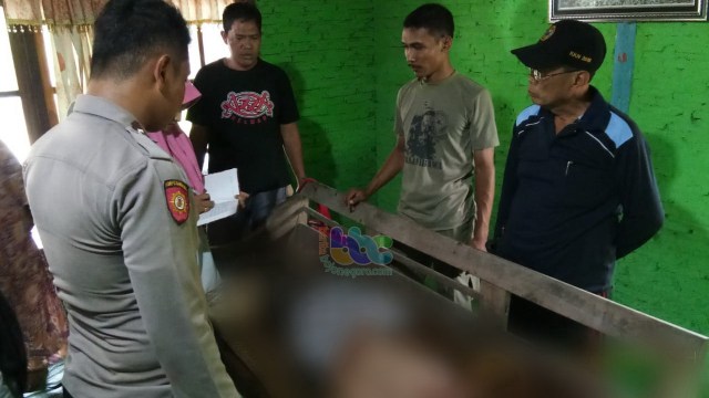 Petugas saat lakukan identifikasi Muh Firdaus Nasrullah bin Muh Subhekan (10), warga Desa Pomahan Kecamatan Baureno Bojonegoro, korban tenggelam di sungai Kali Dempok di desa setempat. Jumat (05/04/2019).