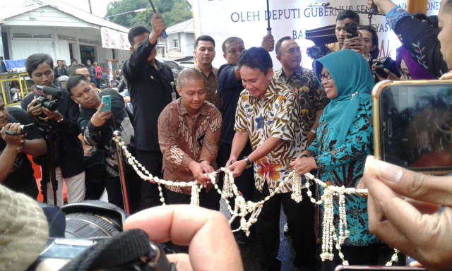 Peresmian tugu bawang putih di desa Tuwel Kecamatan Bojong Kabupaten Tegal ditandai dengan pemotongan bunga pita melati. (foto: bentar)