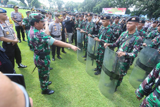 Panglima TNI Marsekal Hadi Tjahjanto adakan pemeriksaan persiapan pengamanan pemilu di Lanud Adi Soemarmo, Soemarmo, pada  (04/04/2019). (Agung Santoso)
