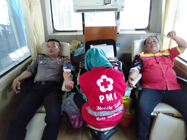 Masyarakat menggunakan fasilitas donor darah yang disediakan di Terminal Tirtonadi, Solo, Jum'at (05/04/2019). (Agung Santoso)