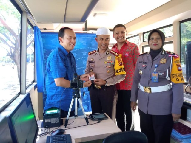 Kapolresta Pontianak Kombes Pol M Anwar Natsir menyerahkan SIM gratis kepada pengguna Honda, Jumat (5/4). Foto: Dok Hi!Pontianak
