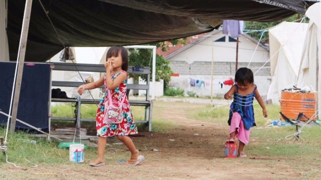 Sejumlah anak pengungsi korban tsunami Palu yang sedang bermain di lokasi Tenda Pengungsian Palu. Foto: Dok. PaluPoso/Andi Lena