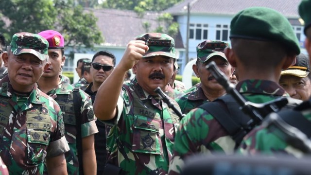 Panglima TNI, Marsekal TNI Hadi Tjahjanto saat mengecek kesiapan personel maupun Alutsista untuk pengamanan Pemilu Pilpres dan Pilleg tahun 2019 di wilayah Jawa Tengah. Foto: Dok. Puspen TNI