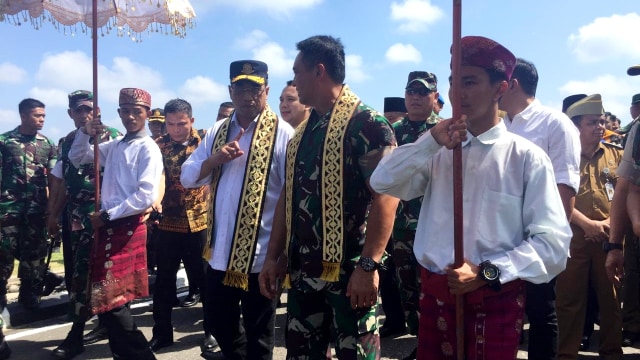 Menhub Budi Karya (tengah) saat meresmikan Landasan Udara Angkatan Darat (Lanudad) Gatot Subroto sebagai bandara sipil di Kabupaten Way Kanan, Provinsi Lampung. Foto: Nurul Nur Azizah/kumparan