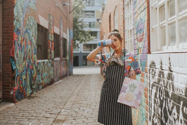 Jessica berpose di depan mural nan Instagramable di Melbourne, Australia. Foto: Instagram @jscmila