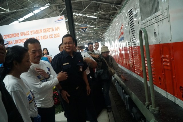 Menteri Badan Usaha Milik Negara (BUMN) Rini M. Soemarno meresmikan pengoperasian lokomotif CC 203 95 04 di Stasiun Bandung, Sabtu (6/4). (Ananda Gabriel)