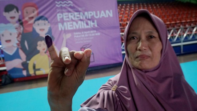 perempuan, pelatihan tata cara pencoblosan, Tempat Pemungutan Suara (TPS) di GOR Bulungan, Jakarta