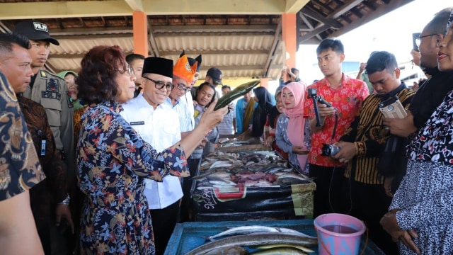 Menteri KKP Susi Pudjiastuti berkunjung ke Pasar Muncar, Banyuwangi. Foto: Dok. KKP