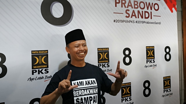 Seorang partisipan PKS berpose saat kampanye akbar PKS di Semarang. Foto: Afiati Tsalitsati/kumparan