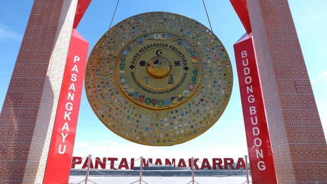 Gong perdamaian dengan pilar enam nama daerah yang menjadi salah satu ikon di Pantai Manakarra Mamuju. Foto. Sapriadi