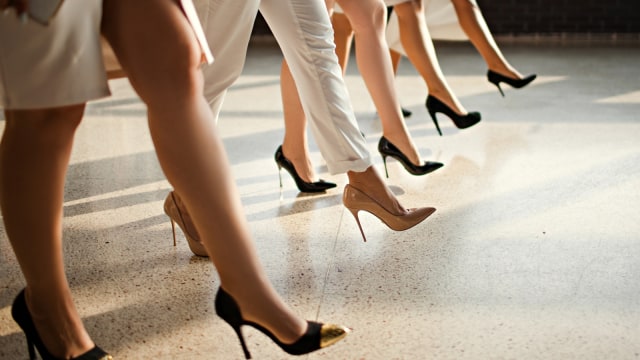 Ilustrasi wanita mengenakan sepatu High Heels. Foto: Getty Images