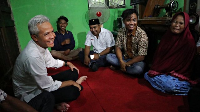 Gubernur Jawa Tengah, Ganjar Pranowo bersenda gurau dengan Yuli, seorang korban pengeroyokan. Foto: Dok. Istimewa