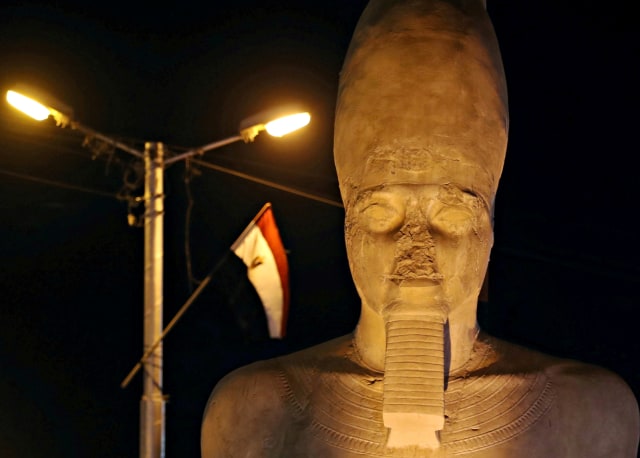 Patung Ramses II yang baru saja digabungkan dari 70 pecahan hingga menjadi patung raksasa, di Sohag, Mesir. Foto: Reuters/Mohamed Abd El Ghany