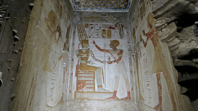 Patung relief Mesir di dinding Kuil Seti I. Foto: Reuters/Mohamed Abd El Ghany