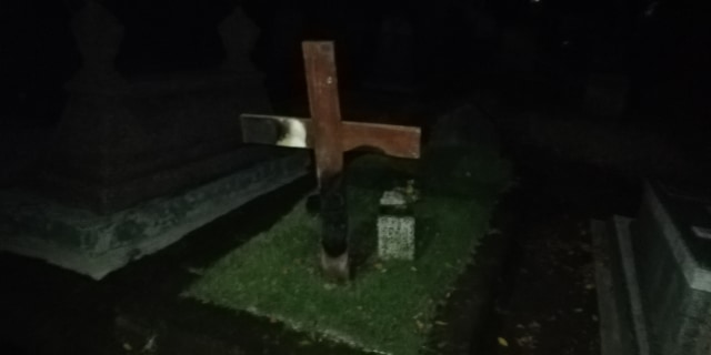 Salah satu nisan salib yang dibakar oleh orang tak dikenal di Makam Bethesda Yogyakarta, Sabtu (6/4/2019). Foto: atx.