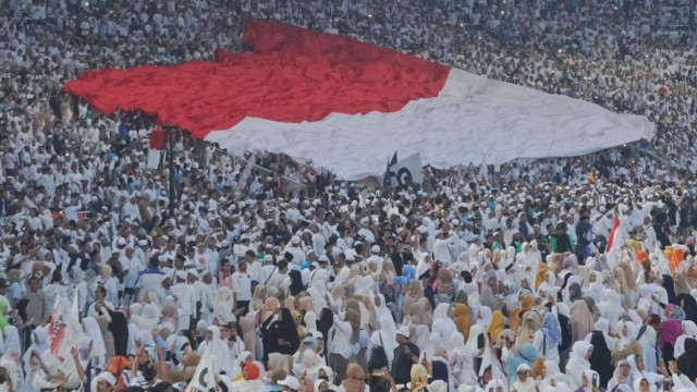 Foto: Bendera Merah Putih Raksasa Di Kampanye Akbar Prabowo-Sandi ...