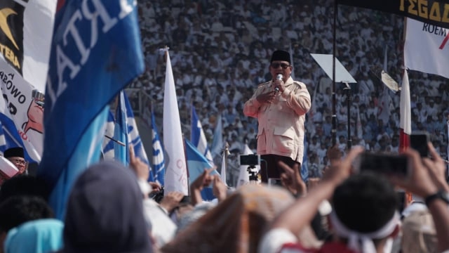 Capres no urut 02, Prabowo Subianto memberikan sambutan saat kampanye akbar di Stadion Gelora Bung Karno, Jakarta, (7/4). Foto: Iqbal Firdaus/kumparan