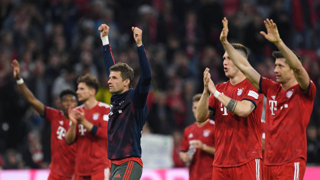 Para pemain Bayern merayakan kemenangan mereka. Foto: Andreas Gebert/Reuters