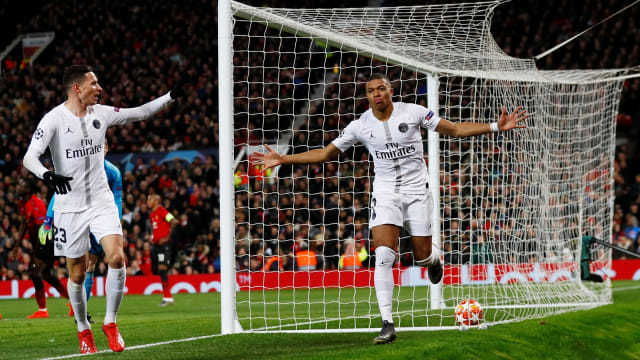 Kylian Mbappe (kanan) mencetak gol Paris Saint-Germain ke gawang Manchester United. Foto: Jason Cairnduff/Reuters