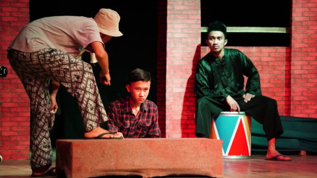 Adegan pementasan teater berjudul Srangéngé dari kelompok Halimun Peuray SMA Al-Hidayah Kabupaten Bandung Barat, pada Festival Drama Basa Sunda ke-20. (Foto-foto: Agus Bebeng)