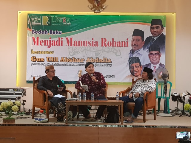 Ulil Abshar Abdalla (tengah) dalam bedah buku di Universitas Raden Rahmat (Unira), Kepanjen, Kabupaten Malang, minggu (7/4).(foto: Irham Thoriq/Tugu Malang).