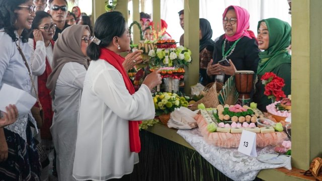 Iriana Joko Widodo (ketiga kanan) saat menghadiri acara Ragam Kuliner Nusantara di Pesona Square Mall, Kota Depok, Provinsi Jawa Barat, Minngu, (7/4). Foto: Dok. TKN Jokowi-Amin
