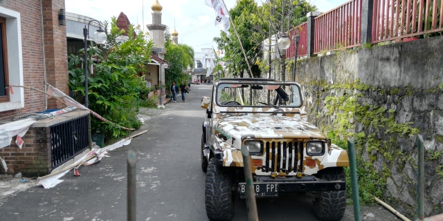 Jeep milik FPI DIY yang diduga rusak akibat bentrok dengan simpatisan PDIP, Minggu (7/4).