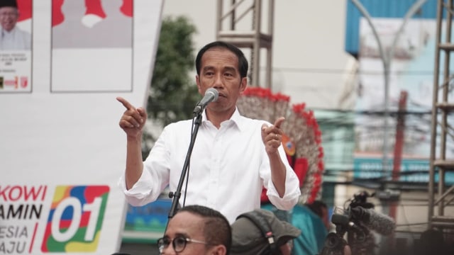 Capres no urut 01, Joko Widodo memberikan sambutan saat kampanye di Tangerang, Minggu, (7/4). Foto: Iqbal Firdaus/kumparan