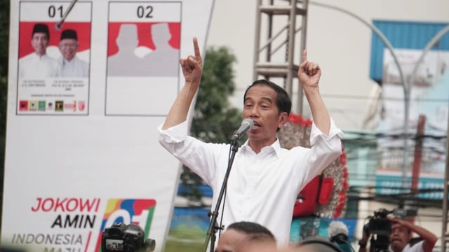 Capres no urut 01, Joko Widodo memberikan sambutan saat kampanye di Tangerang, Minggu, (7/4). Foto: Iqbal Firdaus/kumparan