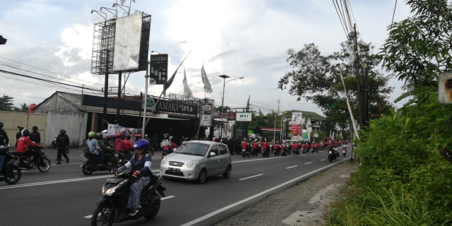 Terlihat para simpatisan PDIP yang sedang melintas untuk menghadiri kampanye akbar Jokowi-Ma'ruf. 