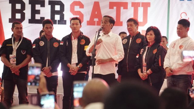 Capres no urut 01, Joko Widodo (tengah) memberikan sambutan saat menerima deklarasi dukungan komunitas olahraga BerSatu di ICE, BSD, Tangerang Selatan, Minggu, (7/4). Foto: Iqbal Firdaus/kumparan