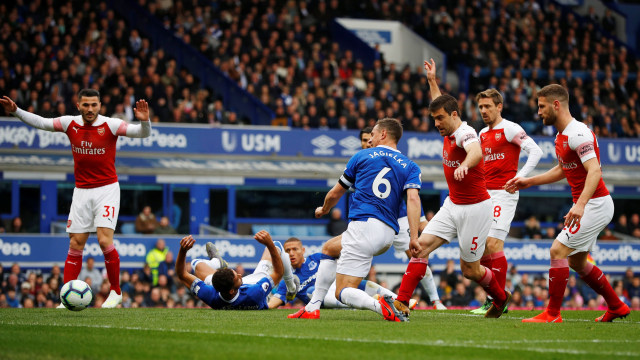 Gol dari Phil Jagielka ke gawang Arsenal. Foto: REUTERS/Phil Noble