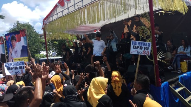 Sejumlah massa dari ormas Tikus Piti Hanotobaris (TPH)  memberi dukungan untuk caleg dari Parta Perindo,  KRAT Henry Indraguna, di Lapangan Penumping, Laweyan, Solo, Minggu (07/04/2019). (Agung Santoso)