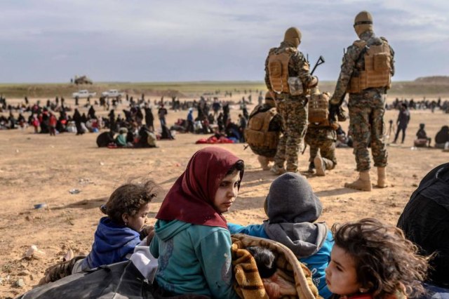 Sejumlah warga sipil yang dievakuasi dari benteng pertahanan ISIS di Baghouz sedang menunggu pemeriksaan di Provinsi Deir Zour, wilayah Timur Suriah (sumber: AFP)