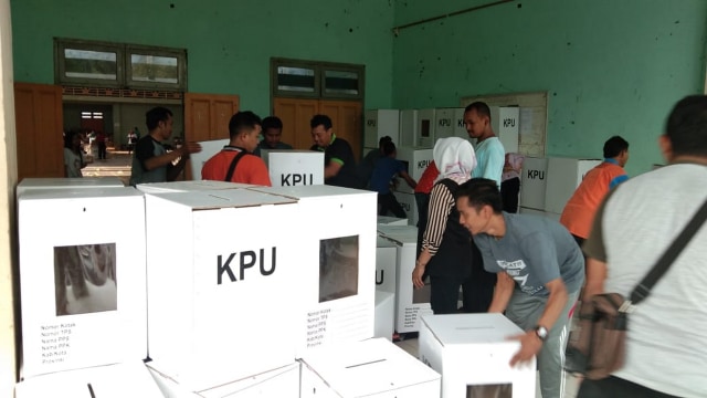 KPU Kabupaten Blora, saat lakukan packing logistik Pemilihan Umum 2019, di GOR Mustika Blora . Minggu (07/04/2019).
