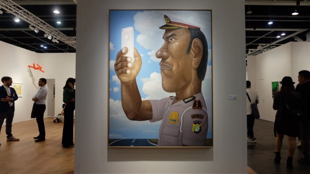 Polisi selfie karya  Nyoman Masriadi di Art Basel Hong Kong 2019. Foto: Hesti Widianingtyas/kumparan